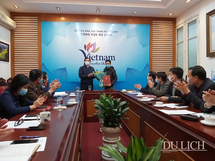 Tổng cục trưởng Nguyễn Trùng Khánh trao Quyết định bổ nhiệm Phó Tổng biên tập Tạp chí Du lịch đối với ông Ngô Hải Dương